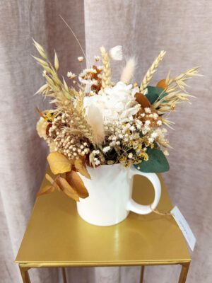 taza con flores preservadas
